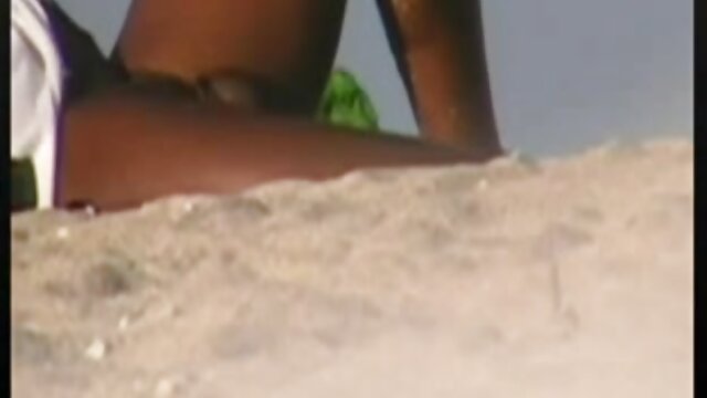 Najljubši :  Pornozvezdnik vzame tiča v piko, ker se fant ne more upreti grmu Video posnetki 