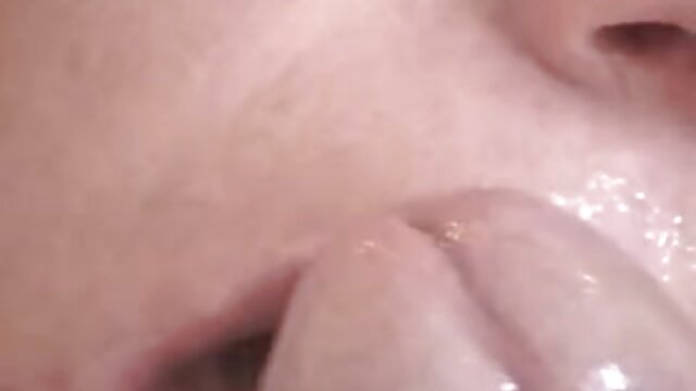 Najljubši :  Pošastni tip Danny D skrbi za tri poželjive piščance Video posnetki 