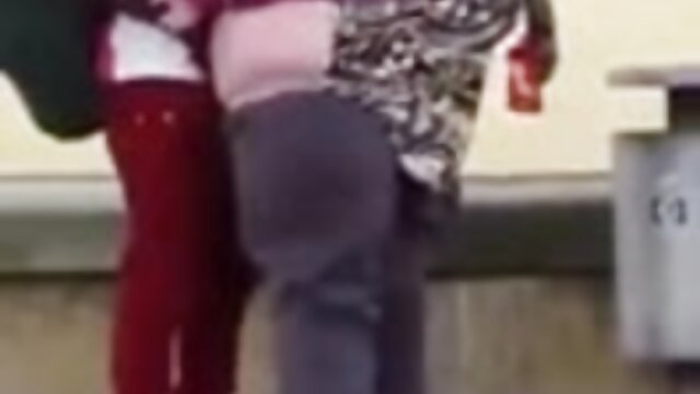 Najljubši :  Veseli fant ima jutranji seks z dvema ličkama Video posnetki 