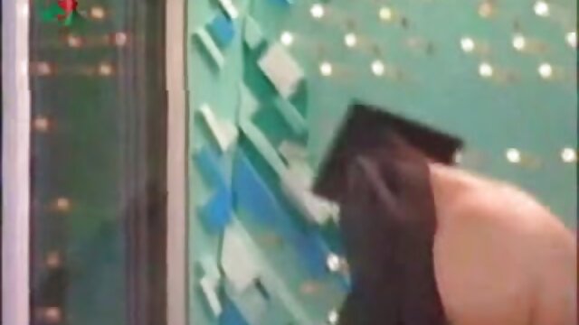 Najljubši :  Moški brez slovesnosti položi yes-girl na posteljo, da se norčuje z njo Video posnetki 