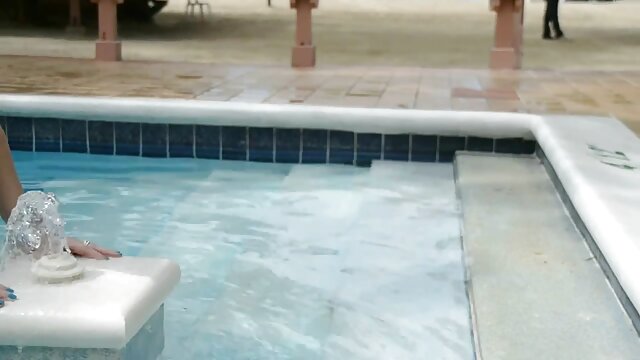 Najljubši :  Ljubka blondinka z majhnimi joški ponuja svoje telo očku Video posnetki 