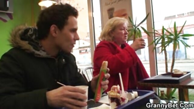 Najljubši :  Dekle iz sosednje hiše dobi tesno muco izvrtano od blizu Video posnetki 