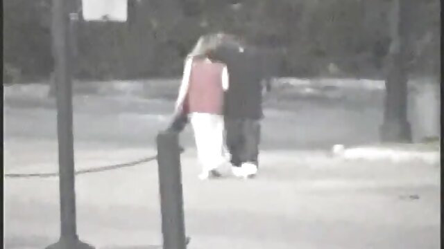 Najljubši :  Ljubka rjavolaska se norčuje s prijateljico na dvorišču Video posnetki 