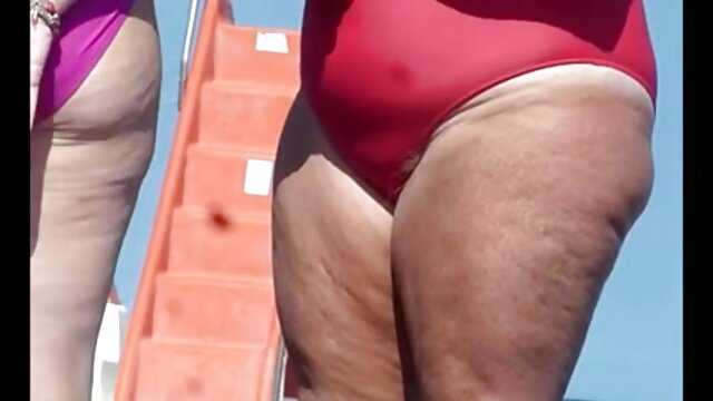 Najljubši :  Kratkolaska zrela je žebljiček, ki ji liže muco in jo udari Video posnetki 