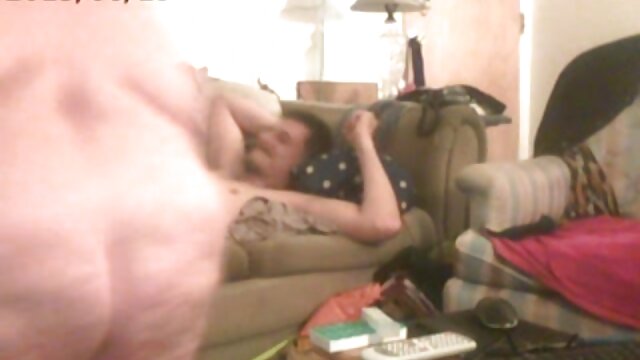 Najljubši :  Vitka rjavolaska si delita dva pohotna gospoda Video posnetki 