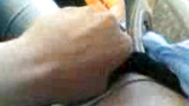 Najljubši :  Bosomy MILF je skočila v jacuzzi in si slekla modrček, da bi sesala šefa Video posnetki 