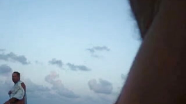 Najljubši :  Vrhunska najstnica Janice Griffith s seksi očali se zabije na mizo Video posnetki 