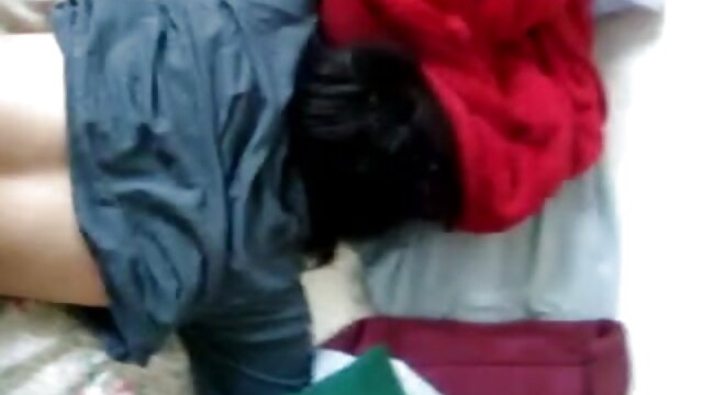 Najljubši :  Štiri mlade in razburjene dame so v kuhinji in igrajo spolne igre Video posnetki 