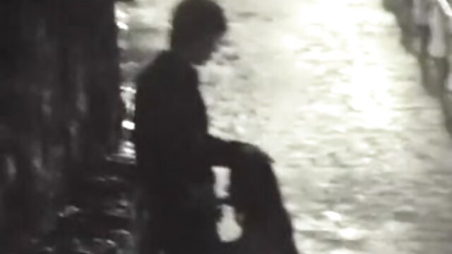 Najljubši :  Rjavolaska z očali mojster udari Video posnetki 