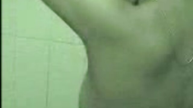 Najljubši :  Zagorelo dekle s piercingom v popku in prijateljica vodita lezbično ljubezen Video posnetki 