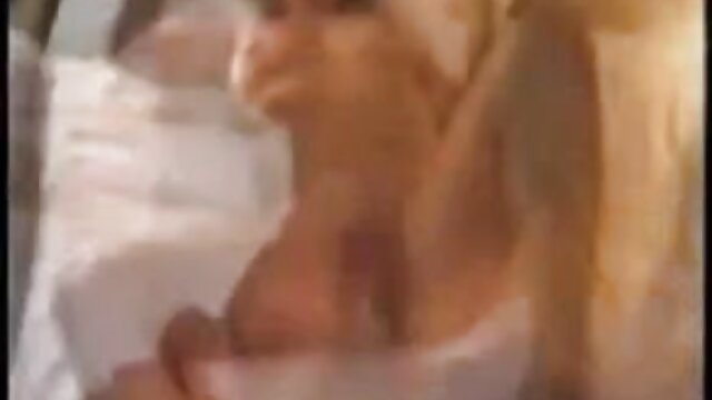 Najljubši :  Luštna blondinka prosi obešenega polbrata, da pofuka njeno tesno muco Video posnetki 