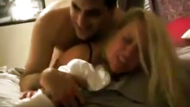 Najljubši :  Dve sočni blondinki imata lezbično interakcijo na kavču Video posnetki 