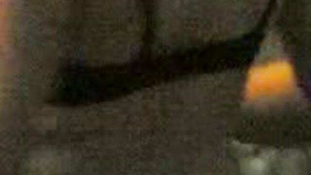 Najljubši :  Amaterska rjavolaska kaže svoje oralne sposobnosti v zadnjem delu kombija Video posnetki 