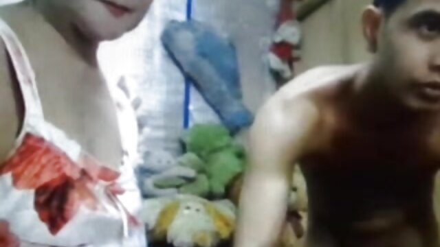 Najljubši :  Novinec polira lucidni dildo, preden se osredotoči na falus Video posnetki 