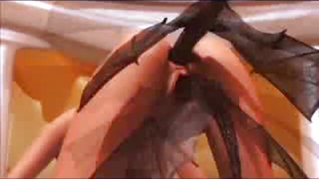 Najljubši :  Pohote MILFs gagirajo na nekaj mladih tičev med noro zabavo v domu Video posnetki 