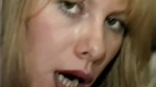 Najljubši :  Brunette milf latina gets močno udaril v a trojke Video posnetki 