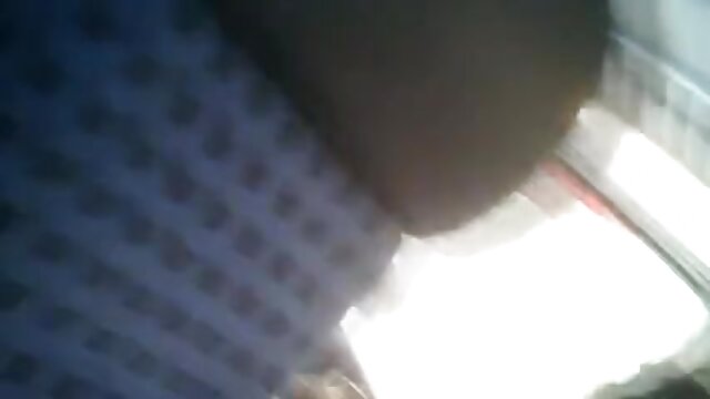 Najljubši :  Dekle v raztrganih telesnih nogavicah jaha tiča in ga vzame od zadaj Video posnetki 