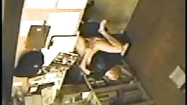 Najljubši :  Ljubka piščanec Hayden Hennessy jemlje velikega tiča v gozdu Video posnetki 