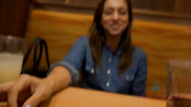 Najljubši :  Rjavolaska od blondinke ne zahteva ničesar, ampak samo kunilingus Video posnetki 