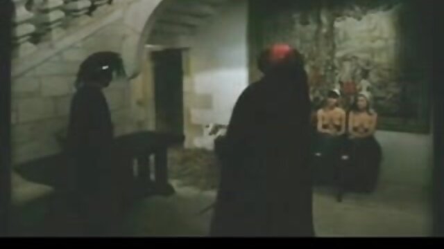 Najljubši :  Ebony babe je diplomantka, ki ji je všeč prekleto obešeni profesor Video posnetki 