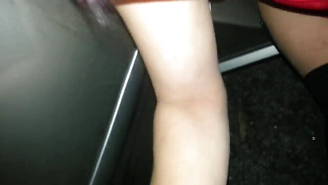 Najljubši :  Dve poželjivi bejbi sta se odločila, da bosta tega samskega fanta podvojila Video posnetki 