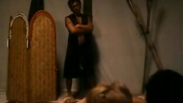 Najljubši :  Azijsko dekle odpelje moškega stran in mu naredi prst z njeno muco Video posnetki 