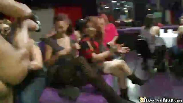 Najljubši :  Po požiranju vroče sperme je blondinka še nekaj časa skočila na njegovega tiča Video posnetki 