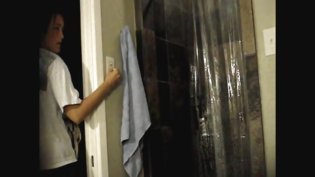 Najljubši :  Goljufana ebenovina žena zajebava ljubimca v svoji kopalni kadi Video posnetki 