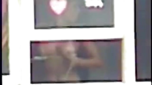 Najljubši :  Simpatična najstnica na polju pokaže lepo pico, nato pa to naredi Video posnetki 