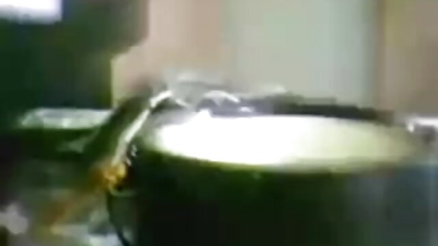 Najljubši :  Prijateljice se premikajo na petelin, ker jim moški obljubljajo nakupovanje Video posnetki 