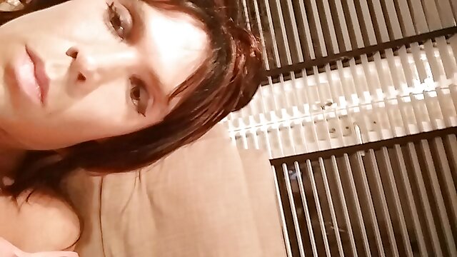 Najljubši :  Žrebec se pravočasno pridruži prsati divi, da liže njene sočne prsi Video posnetki 