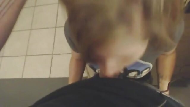 Najljubši :  Blondinka potegne na stran tiste hlačke, da prejme veliko gred Video posnetki 