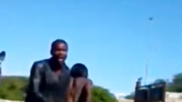 Najljubši :  Mlada rjavolaska hottie z živahnimi joški masturbira in piha Video posnetki 