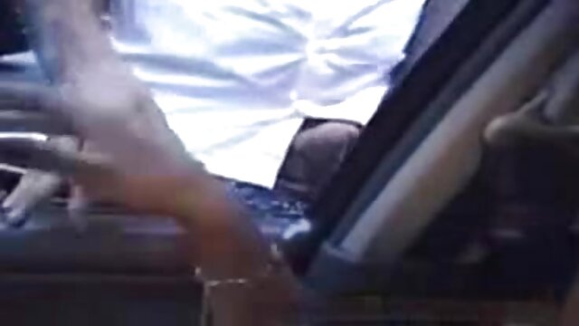 Najljubši :  Amateur lady je dol na kolenih in sesa svojega partnerja Video posnetki 