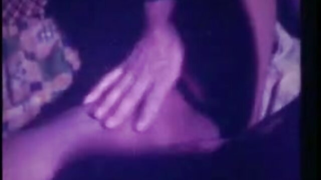 Najljubši :  Blondinka preizkuša svoje oralne sposobnosti na njegovem dolgem kosu tiča Video posnetki 