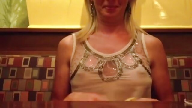 Najljubši :  Prsata rjavolaska babe dobi perverznež, ki gleda pornografijo Video posnetki 