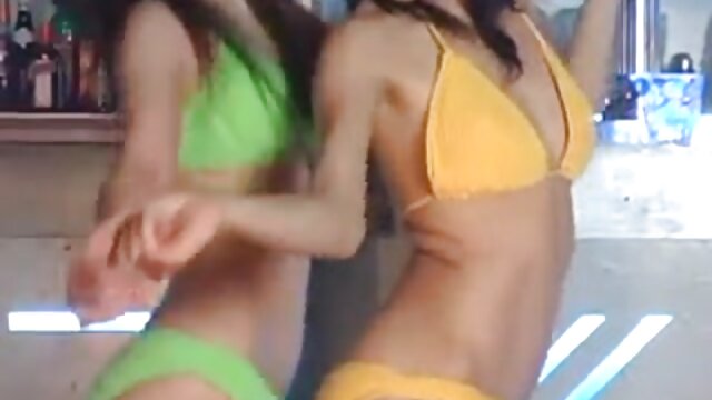 Najljubši :  Happy dude ima svoj kurac, ki si ga delita blondinka in rjavolaska Video posnetki 