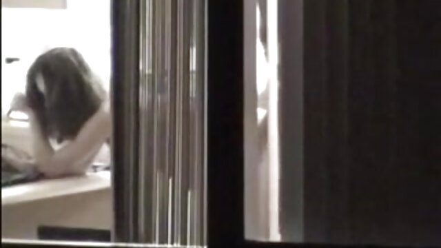 Najljubši :  Čudovito dekle z obročastimi uhani piha pred kamero Video posnetki 