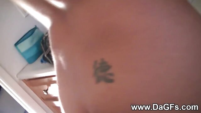 Najljubši :  Ta ogromen kurac sega od dekletinih ust do njene zadnjice Video posnetki 