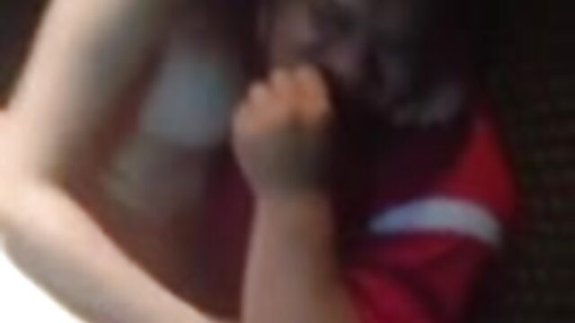 Najljubši :  Po lizanju in sesanju njegovega tiča se je dojenček spustil na vse štiri Video posnetki 