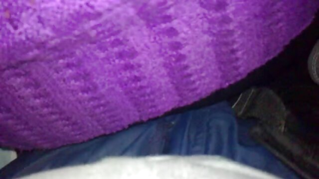 Najljubši :  Mlada rjavolaska sesa in vozi tiča, ki je štrlel ven iz luknje slave Video posnetki 