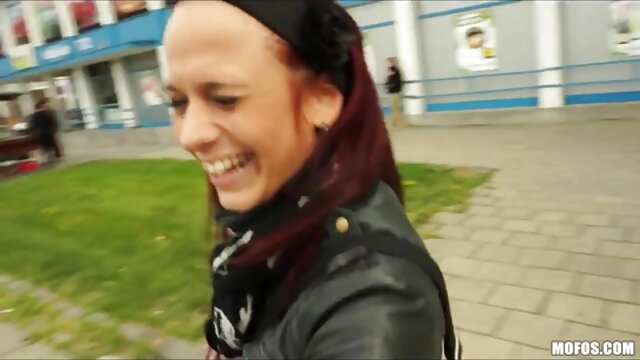 Najljubši :  Slim Latina dekle stoka med seksom na kavču z belcem Video posnetki 