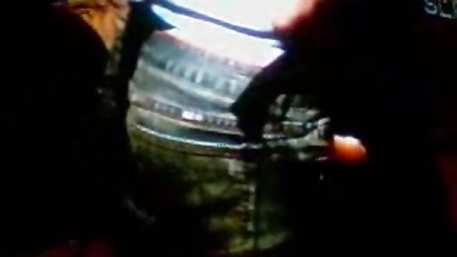 Najljubši :  Lepa Latina je zelo navdušena nad sesanjem in pokanjem tiča Video posnetki 