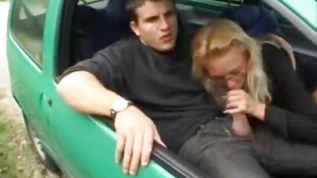 Najljubši :  Rjavolaska v rdeči maski vara zaročenko s pastorkom Video posnetki 