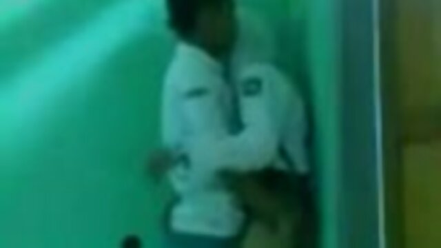 Najljubši :  MILF rjavolasko v mrežastih mrežah Rebecca Brooke se zabije z žebnom Video posnetki 