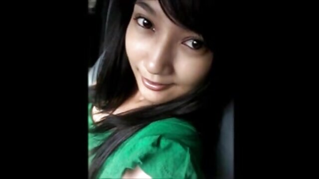 Najljubši :  Vitka rjavolaska Vivien Bell daje svojo muco novincu Video posnetki 