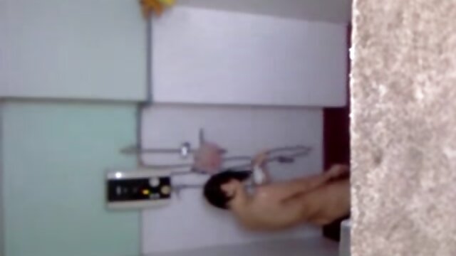 Najljubši :  Dve mladi pohotni ptiči se zabavata v kadi Video posnetki 