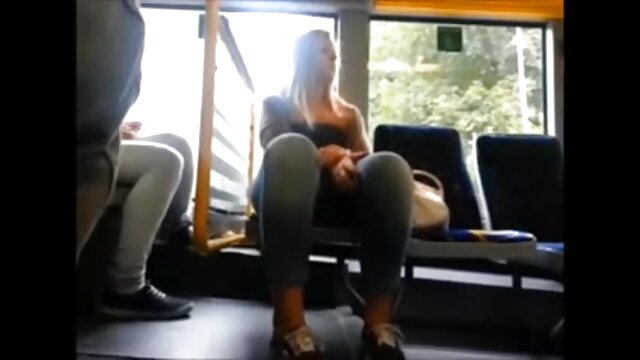 Najljubši :  Za njegovo pozornost se borita dve seksi seksi Video posnetki 