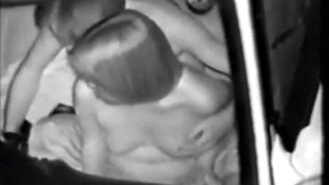 Najljubši :  Črnorjavo dečko z dlakavim grmom udari črn žebljiček Video posnetki 