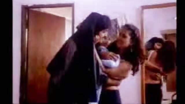 Najljubši :  Blondinka se zaplete v trojček z dvema vročima telovadnicama Video posnetki 